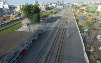 Free Video Stock train moving towards the city center