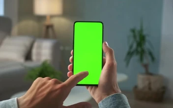 Free Stock Video Vertical Cellphone With A Chroma Key Screen
