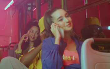 Free Stock Video Urban Fashion Young People On The Phone