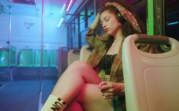 Free Stock Video Urban Fashion Model On The Bus