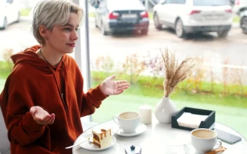 Free Stock Video Two Women Chatting At A Coffee Shop
