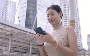 Free Stock Video Woman Using Her Cell Phone While Walking Through A City