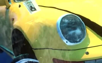 Android  iOS iphone Mobile Car In Swimming Pool