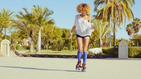 Sexy Girl Dancing On Roller Skates Live Wallpapers 1 - Free Live Wallpaper