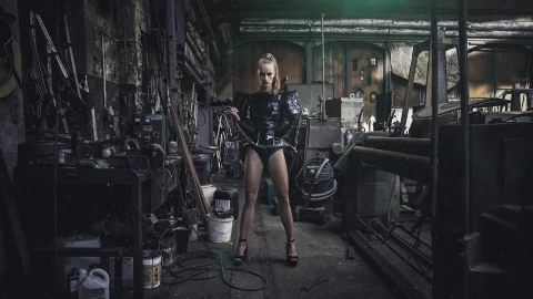 Girl In Chains HD Live Wallpaper - Free Live Wallpaper