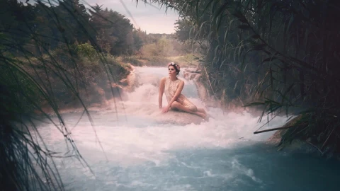 Girl in Hot Springs HD Live Wallpaper - Free Live Wallpaper