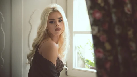 Sexy Blonde Girl HD Live Wallpaper - Free Live Wallpaper