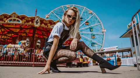 Coney Island Girl Live Wallpaper - Free Live Wallpaper