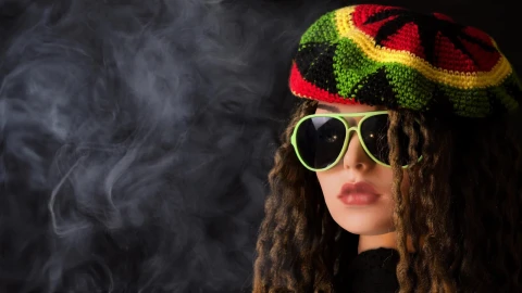 Babe  Brown  Haired  Sunglasses  Hat  Smoke  2K  Live  Wallpaper - Free Live Wallpaper
