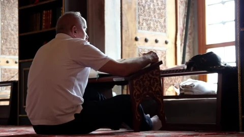 Stock Video Adult Man Reading The Quran Inside A Mosque Live Wallpaper for PC - Free Live Wallpaper