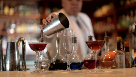 Stock Video Barmaid Preparing A Cocktail In The Bar Live Wallpaper For PC - Free Live Wallpaper