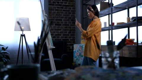 Stock Video Artist Taking A Photo Of Her Work Live Wallpaper For PC - Free Live Wallpaper