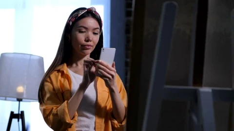 Stock Video Artist Taking A Photo Of Her Work For Instagram Live Wallpaper For PC - Free Live Wallpaper
