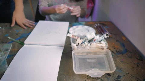 Stock Video Artist Girl Preparing A Palette With Paint Live Wallpaper For PC - Free Live Wallpaper