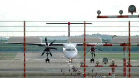 Stock Video An Airplane Stopping At The Airport Live Wallpaper For PC - Free Live Wallpaper