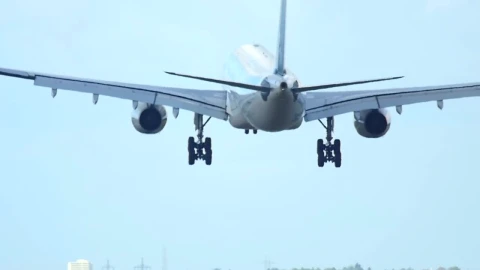 Stock Video Airplane Landing In Slow Motion Back View Live Wallpaper For PC - Free Live Wallpaper