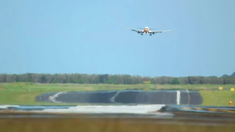 Stock Video Airplane Landing In A Clear Day Live Wallpaper For PC - Free Live Wallpaper