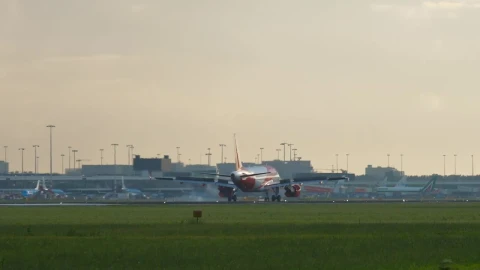 Stock Video Airplane Landing At The Airport Live Wallpaper For PC - Free Live Wallpaper