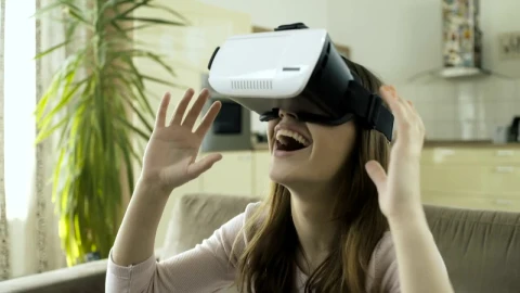 Stock Video A Woman Amazed With Vr Live Wallpaper For PC - Free Live Wallpaper