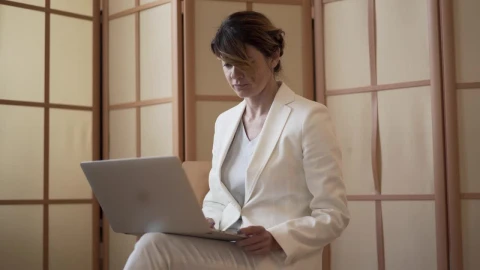 Stock Video Business Woman Using A Laptop Live Wallpaper For PC - Free Live Wallpaper