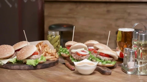 Stock Video Burgers With Fresh Salad And Beer Live Wallpaper For PC - Free Live Wallpaper