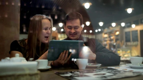 Stock Video Browsing Photos In A Cafe Live Wallpaper For PC - Free Live Wallpaper