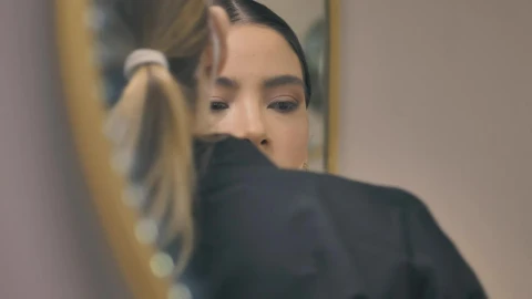 Stock Video Bride In Front Of The Mirror While Being Made Up Live Wallpaper For PC - Free Live Wallpaper