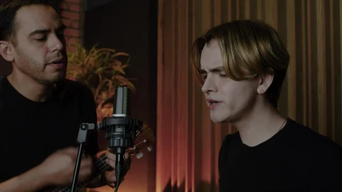 Stock Video Boys Singing In Front Of A Microphone Live Wallpaper For PC - Free Live Wallpaper