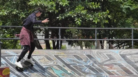 Stock Video Boy Skating In A Park On A Sunny Day Live Wallpaper For PC - Free Live Wallpaper