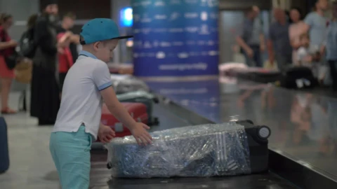 Stock Video Boy Looking For His Bag At An Airport Live Wallpaper For PC - Free Live Wallpaper