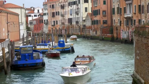 Stock Video Boats Heading Through Venice Live Wallpaper For PC - Free Live Wallpaper