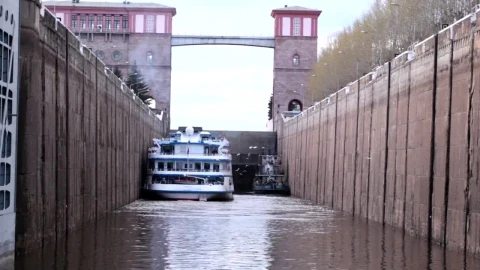 Stock Video Boat In A Lock Live Wallpaper For PC - Free Live Wallpaper