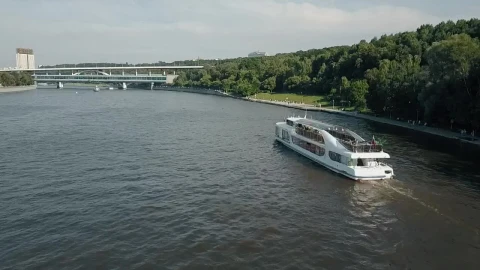 Stock Video Boat Heading Towards Two Bridges Live Wallpaper For PC - Free Live Wallpaper
