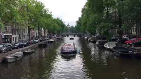 Stock Video Boat Crossing The Canal In Amsterdam Live Wallpaper For PC - Free Live Wallpaper
