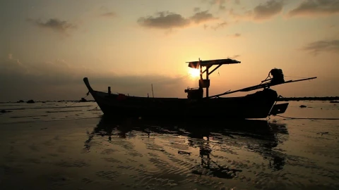 Stock Video Boat Blocking The Sunset In Thailand Live Wallpaper For PC - Free Live Wallpaper