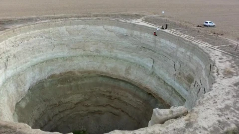 Video Stock Climbers Going Down A Deep Sinkhole Live Wallpaper For PC - Free Live Wallpaper