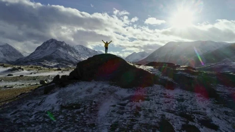 Video Stock Climber Enjoying Freedom On Top Of A Cliff Live Wallpaper For PC - Free Live Wallpaper