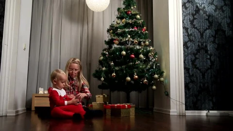 Video Stock Children Opening Gifts On Christmas Morning Live Wallpaper For PC - Free Live Wallpaper