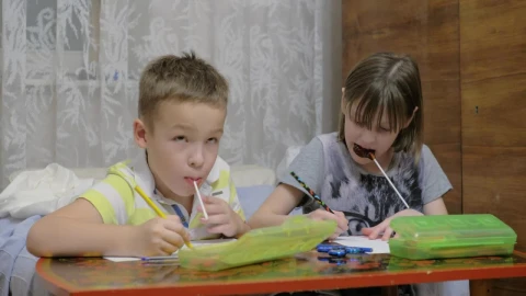 Video Stock Children Eating Candy While Drawing Live Wallpaper For PC - Free Live Wallpaper