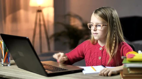 Video Stock Child Taking Notes Live Wallpaper For PC - Free Live Wallpaper