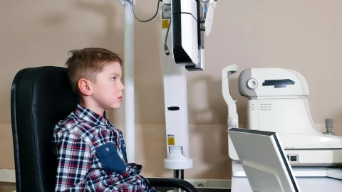 Video Stock Child Putting His Eyesight On An Eye Test Device Live Wallpaper For PC - Free Live Wallpaper
