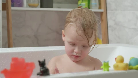 Video Stock Child Playing With Bath Animals Live Wallpaper For PC - Free Live Wallpaper
