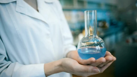 Video Stock Chemical Engineer Holding A Flask In The Laboratory Live Wallpaper For PC - Free Live Wallpaper