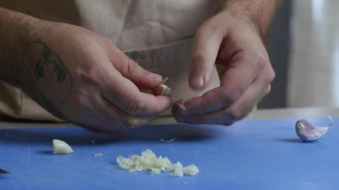 Video Stock Chef Peeling Garlic Live Wallpaper For PC - Free Live Wallpaper