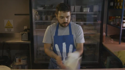 Video Stock Chef Doing Acrobatics With The Dough Of A Pizza Live Wallpaper For PC - Free Live Wallpaper