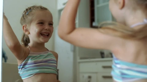 Video Stock Cheerful Girl Kisses A Mirror Live Wallpaper For PC - Free Live Wallpaper