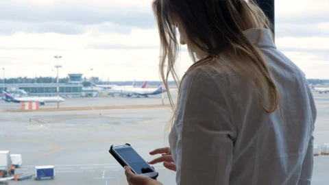 Video Stock Checking Her Phone While Waiting For A Flight Live Wallpaper For PC - Free Live Wallpaper