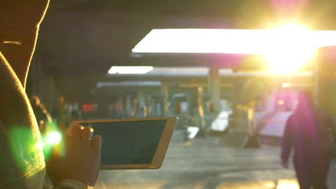 Video Stock Chatting While Waiting For A Train Live Wallpaper For PC - Free Live Wallpaper