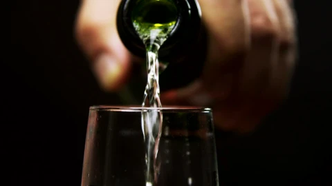 Video Stock Champagne Bottle Pouring Live Wallpaper For PC - Free Live Wallpaper