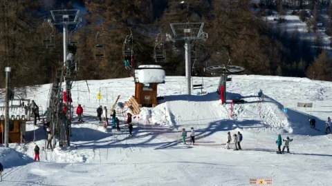 Video Stock Chairlift Base And Skiers Live Wallpaper For PC - Free Live Wallpaper
